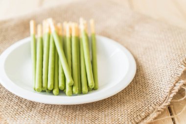 yeşil çay aromalı bisküvi sopayla