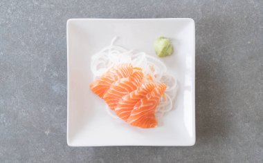 Somon çiğ sashimi
