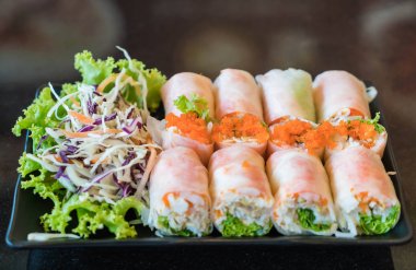 Salata sebze salatası ile rulo 