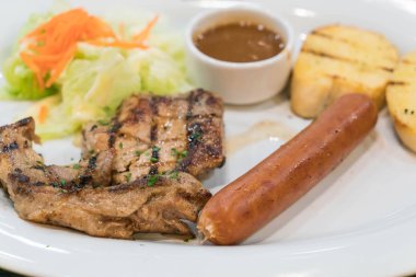 Soslu domuz eti biftek