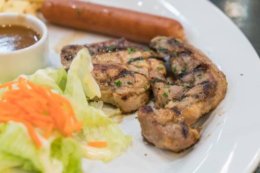 Soslu domuz eti biftek