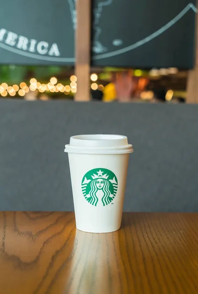 Bangkok, Tailandia-Jul 6: Starbucks Café caliente de la bebida en la tabla — Foto de Stock