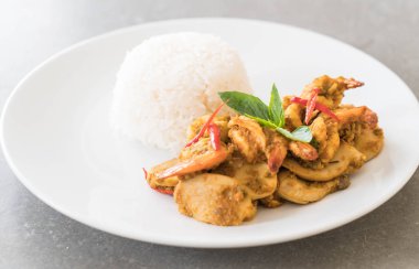 Kızarmış karides ve yeşil köri karıştırın 