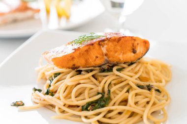 somon ile tavada kızartılmış acılı spagetti