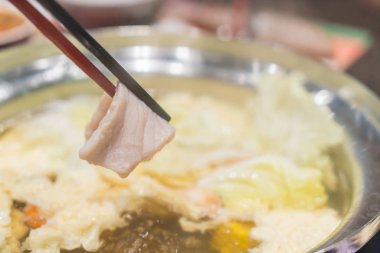 Yemek çubukları domuz eti dilimleri