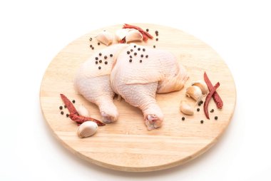 ahşap tahta ile kara biber, sarımsak ve kurutulmuş biber tavuk uyluk