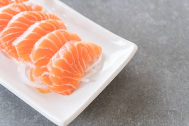 Somon çiğ sashimi