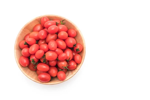 Tomates frescos em tigela de madeira — Fotografia de Stock