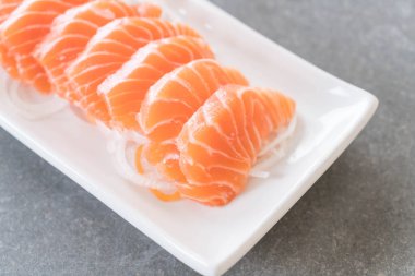 Somon çiğ sashimi