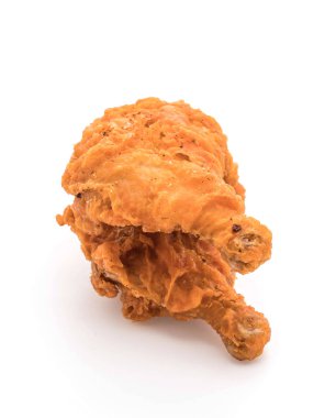 Beyaz arka planda kızarmış tavuk