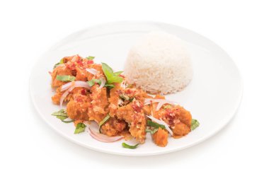 Baharatlı kızarmış tavuk salatası