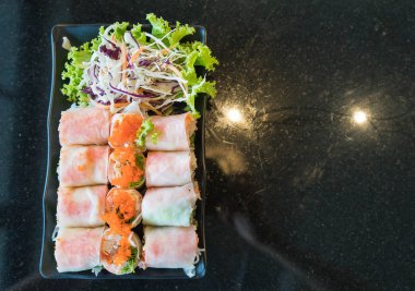 Salata sebze salatası ile rulo 