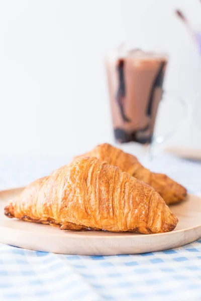 Buttercroissant auf dem Tisch — Stockfoto