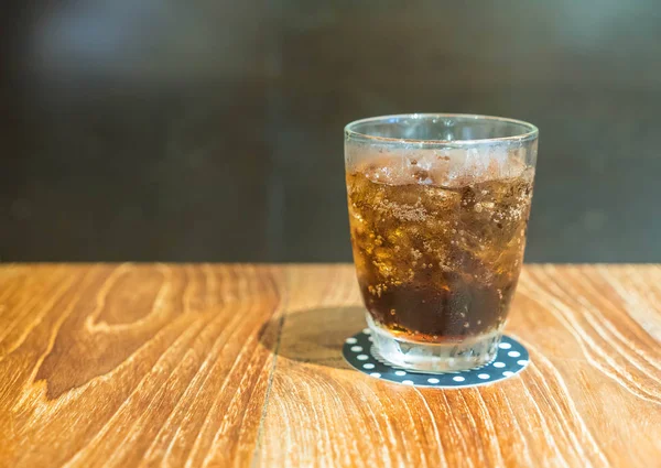 Vaso de cola con hielo —  Fotos de Stock