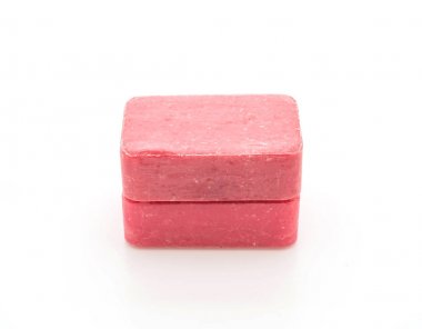 Beyaz arkaplanda pembe sabun