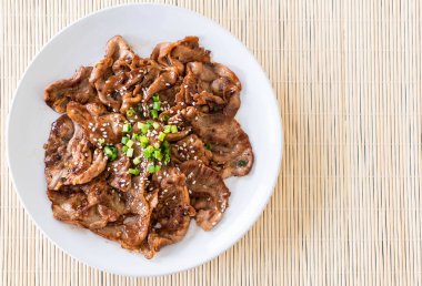 plaka üzerinde ızgara domuz