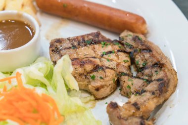 Soslu domuz eti biftek