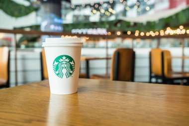 Bangkok, Tayland-Temmuz 6: Starbucks sıcak içecek masada kahve