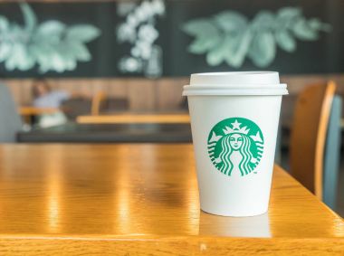 Bangkok, Tayland-Temmuz 6: Starbucks sıcak içecek masada kahve