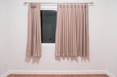 Perdeleri olan boş oda