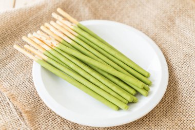 yeşil çay aromalı bisküvi sopayla