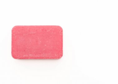 Beyaz arkaplanda pembe sabun