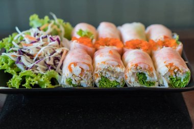 Salata sebze salatası ile rulo 