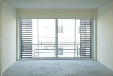 oturma odasında boş cam kapı 