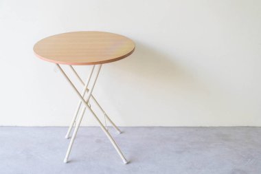 boş tablo duvar ile 