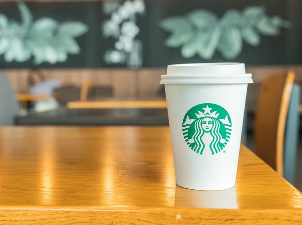 Bangkok, Tailandia-Jul 6: Starbucks Café caliente de la bebida en la tabla — Foto de Stock