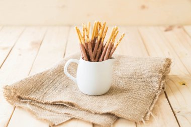 Badem aromalı bisküvi sopayla