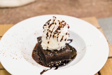 Brownie Sundae vanilyalı dondurma bir kepçe ile