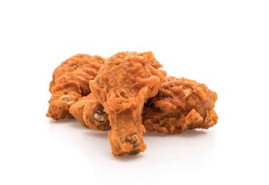 Beyaz arka planda kızarmış tavuk