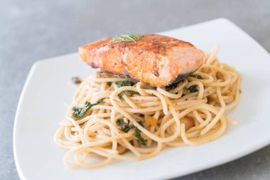 somon ile tavada kızartılmış acılı spagetti