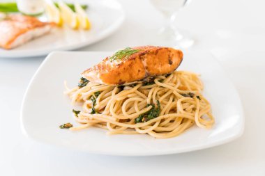 somon ile tavada kızartılmış acılı spagetti