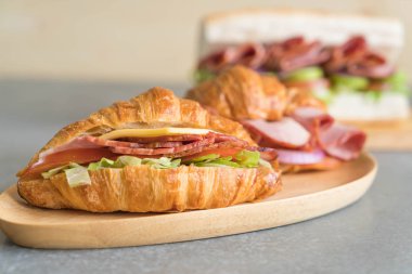 croissant sandwich ham