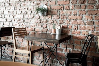 restoranda boş ahşap sandalye