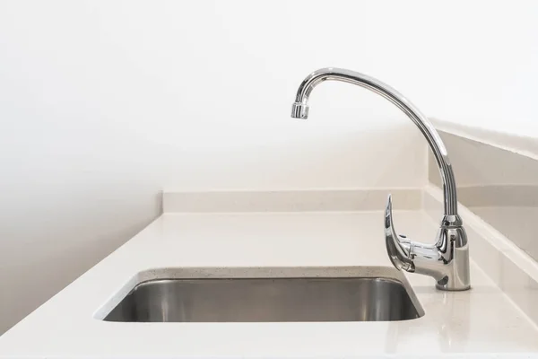 Wasserhahn-Spüle und Wasserhahn-Dekoration in der Küche — Stockfoto