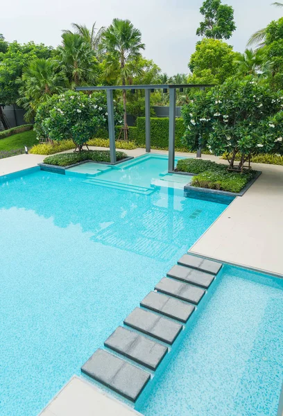 Bela piscina de luxo com palmeira — Fotografia de Stock