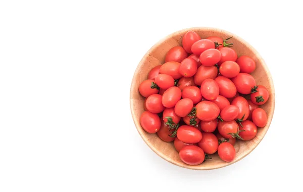 Tomates frescos em tigela de madeira — Fotografia de Stock