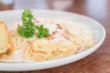 Spagetti carbonara plaka üzerinde 