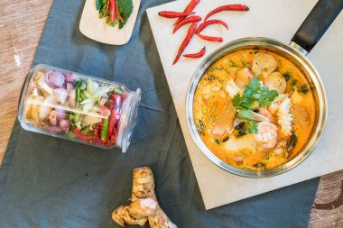 Ekşi deniz mahsulleri çorbası veya Tom Yum Seafood 