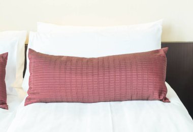 Yatak odasının iç tarafında yastık ve yatak dekorasyonu.