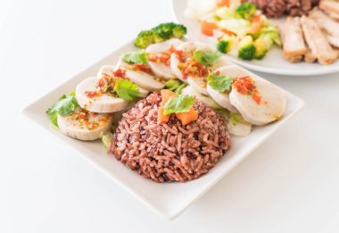 domuz sosisi ve berry pilav ile baharatlı sos korunmuş