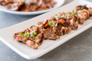 plaka üzerinde ızgara domuz