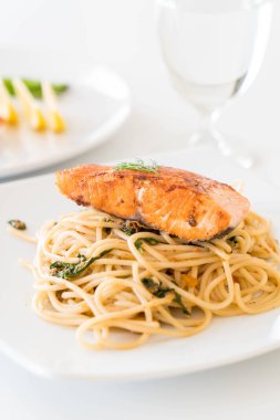 somon ile tavada kızartılmış acılı spagetti