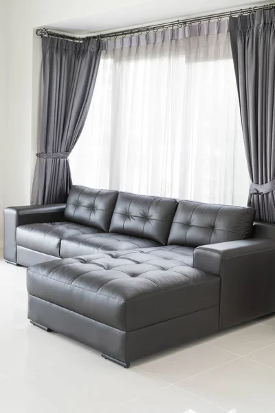 Μοντέρνος καναπές στο σαλόνι — Φωτογραφία Αρχείου