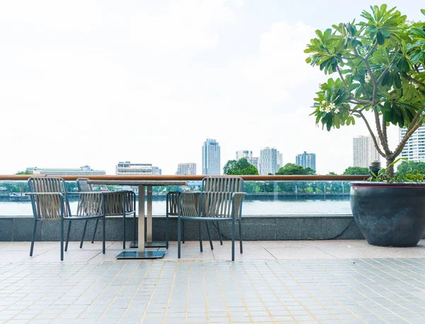 Стілець в ресторані тераси з видом на місто — стокове фото