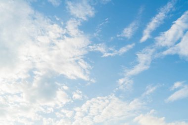 Bulutlu mavi gökyüzü