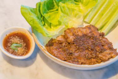 Baharatlı çeşni ile ızgara domuz